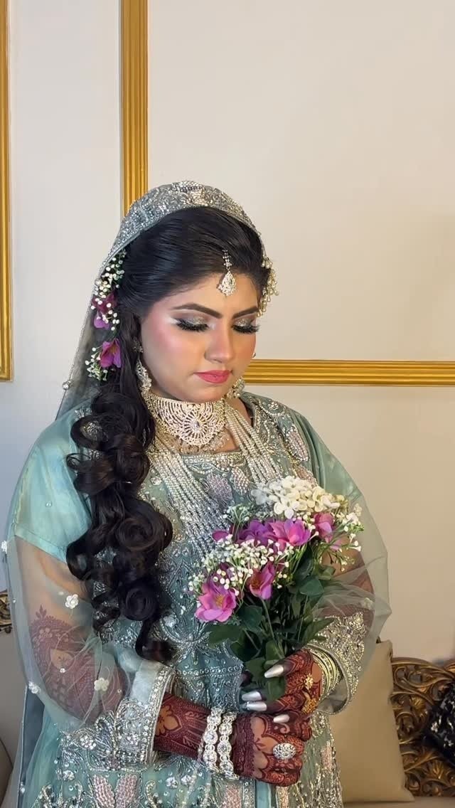 Mint bridal look with side curls and flowers